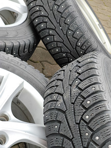 5x114,3 литые диски + 195/65 R15 шипованные шины Nokian 6-7 (2 фото из 4)