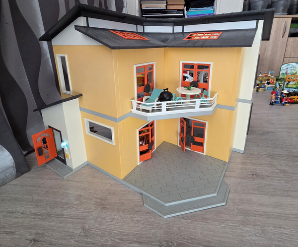 Большой набор Playmobil – дом, больница, транспортные средства и многое другое
