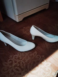 Naiste valged kingad