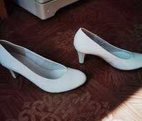 Naiste valged kingad