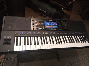 YAMAHA PSR SX 720 (2 foto / 2)