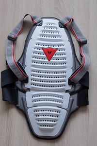 Dainese back protector (seljakaitse) (1 foto / 3)