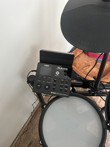 Электронные барабаны Alesis Nitro Max Kit (2 фото из 3)