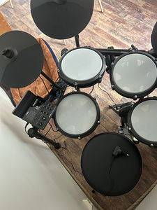 Электронные барабаны Alesis Nitro Max Kit (3 фото из 3)