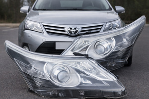 Esituled / Toyota Avensis 2012-2015 esituled (1 foto / 2)