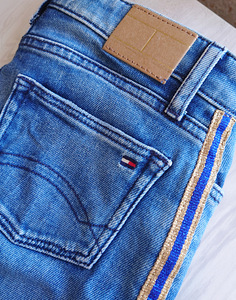 Uued Tommy Hilfiger lühendatud teksad tüdrukule, 128 (6 foto / 8)