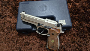 Пневматический пистолет Beretta 92FS никель — деревянная рукоятка — 4,5 мм (5 фото из 6)