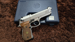Пневматический пистолет Beretta 92FS никель — деревянная рукоятка — 4,5 мм (6 фото из 6)