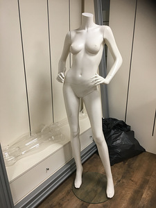 Mannekeen postamendiga (2 foto / 2)