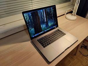 MacBook Pro 15" 2018 Touch Bar (3 foto / 4)