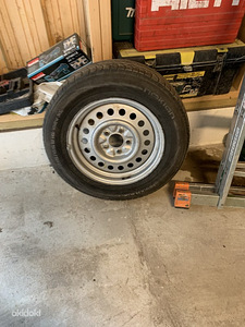 Auto Toyota Rav4 varuratas 215/65R16 koos Nokian suverehviga (1 foto / 3)