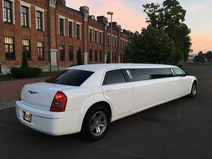 Белоснежный лимузин Chrysler 300C - aренда лимузина (3 фото из 3)