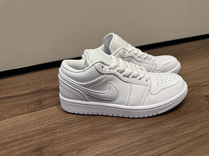 Air Jordan 1 low triple white