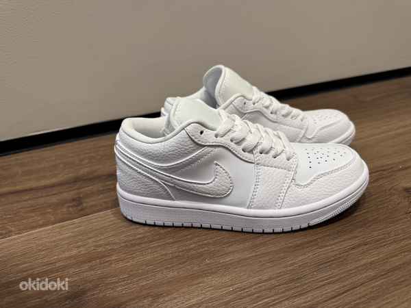 Air Jordan 1 low triple white