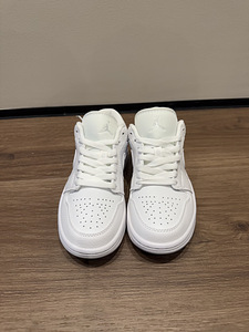 Air Jordan 1 low triple white (3 foto / 3)