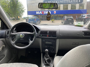 Müün auto Volkswagen Golf 4 (1999) (7 foto / 12)