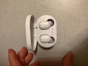 Bluetooth juhtmevabad kõrvaklapid (1 foto / 2)