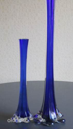 Высокая ваза из синего стекла (фото #1)