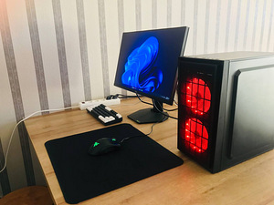 Mänguarvuti koos monitori ja seadmetega (2 foto / 10)