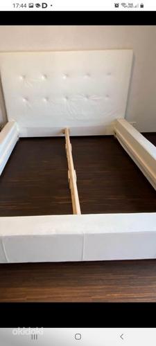 Большой белый кожаный каркас кровати (фото #1)