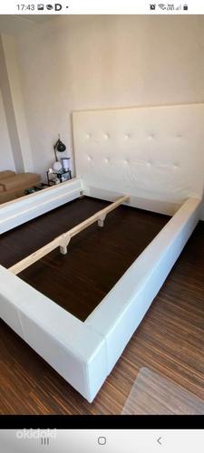 Большой белый кожаный каркас кровати (фото #2)