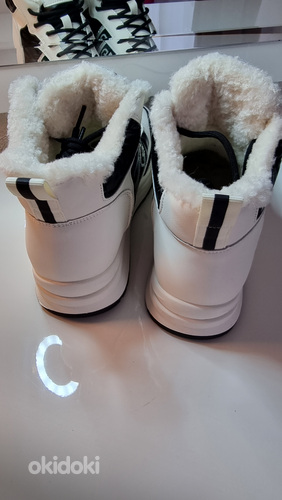 Белые осенние кроссовки 39 (фото #5)