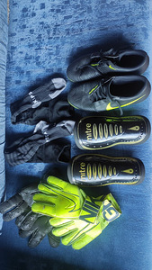 Кроссовки и перчатки для футбола