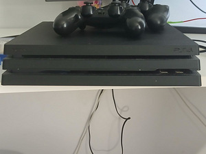 PS4 PRO 1TB два геймпада, 3 игры (2 фото из 4)