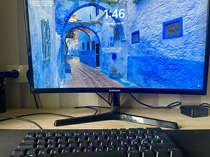Изогнутый игровой монитор Samsung с частотой 60 Гц. (2 фото из 2)