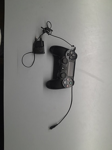 Playstation 4 koos 3 mänguga ja joysticki laadija. (5 foto / 6)