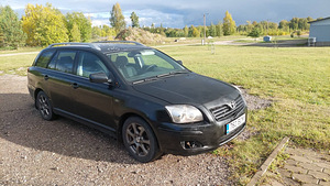 Toyota Avensis D-4D (4 foto / 12)