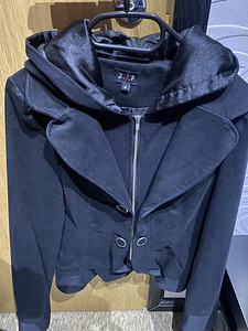Пиджак с капюшоном черного цвета, размер М.