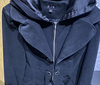 Пиджак с капюшоном черного цвета, размер М.