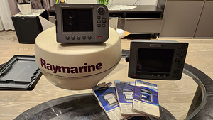 Raymarine E80 , Radar Dome , A70, Navionics (1 foto / 9)