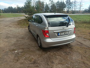 Honda FR-V (3 фото из 8)