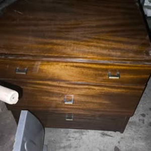 Продаются 2 старых шкафа. (1 фото из 4)