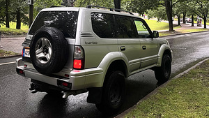 Toyota Land Cruiser (4 foto / 12)