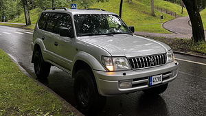 Toyota Land Cruiser (6 foto / 12)