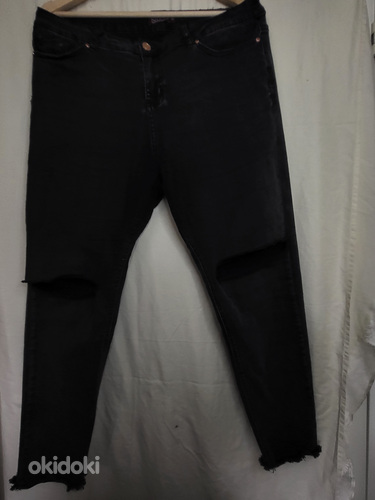 Серые джинсы с рваными коленками (фото #1)
