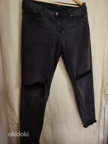Серые джинсы с рваными коленками (фото #2)