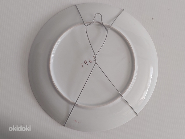 Настенная тарелка с росписью и подписью. (фото #3)