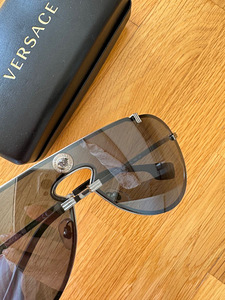Солнцезащитные очки Versace (2 фото из 2)