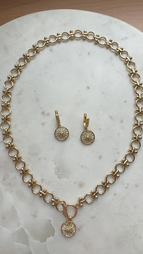 Kullatud 18k komplekt pärlmutriga. Keti pikkus 53cm