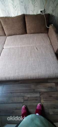 Угловой диван и столик под телевизор (фото #2)