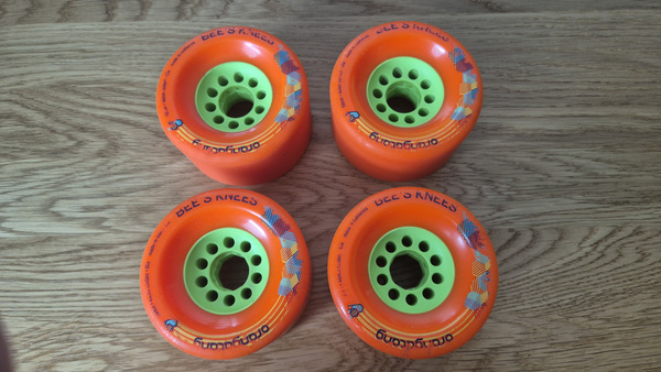 Orangatang Bee's Knees longboard rattad