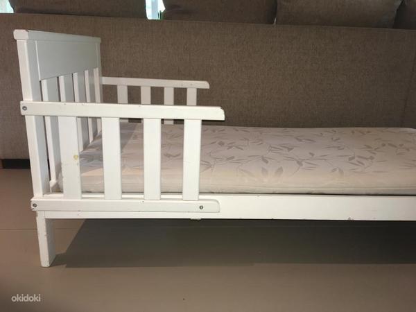 Eritellimusel tehtud väike täispuidust voodi + madrats (foto #1)