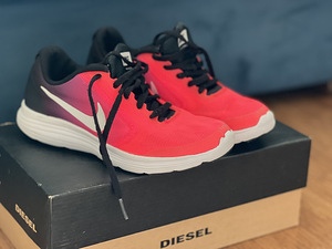 Nike 35,5 (22,5 см) (1 фото из 3)