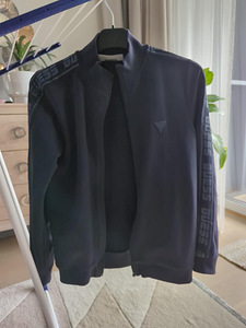 Guess спортивная куртка для мальчика ростом 158 см.