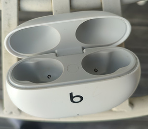 Beats studio buds белые (3 фото из 4)