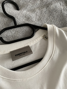 Essential T-Shirt (4 foto / 6)